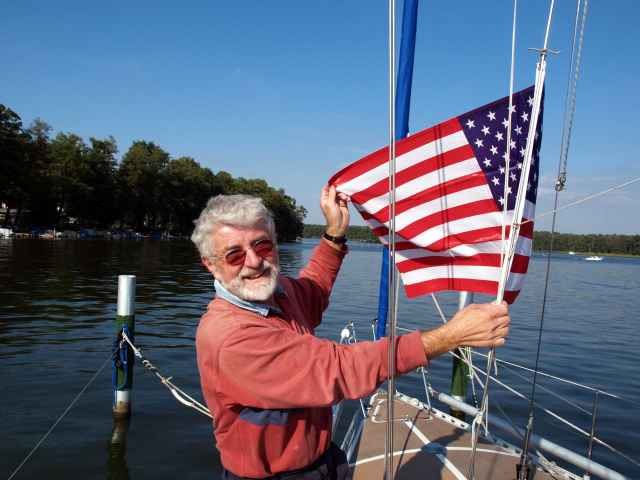 Jockel mit der US-amerikanischen Gastflagge - ein Geschenk von Ralf Drescher von der Berliner Woche