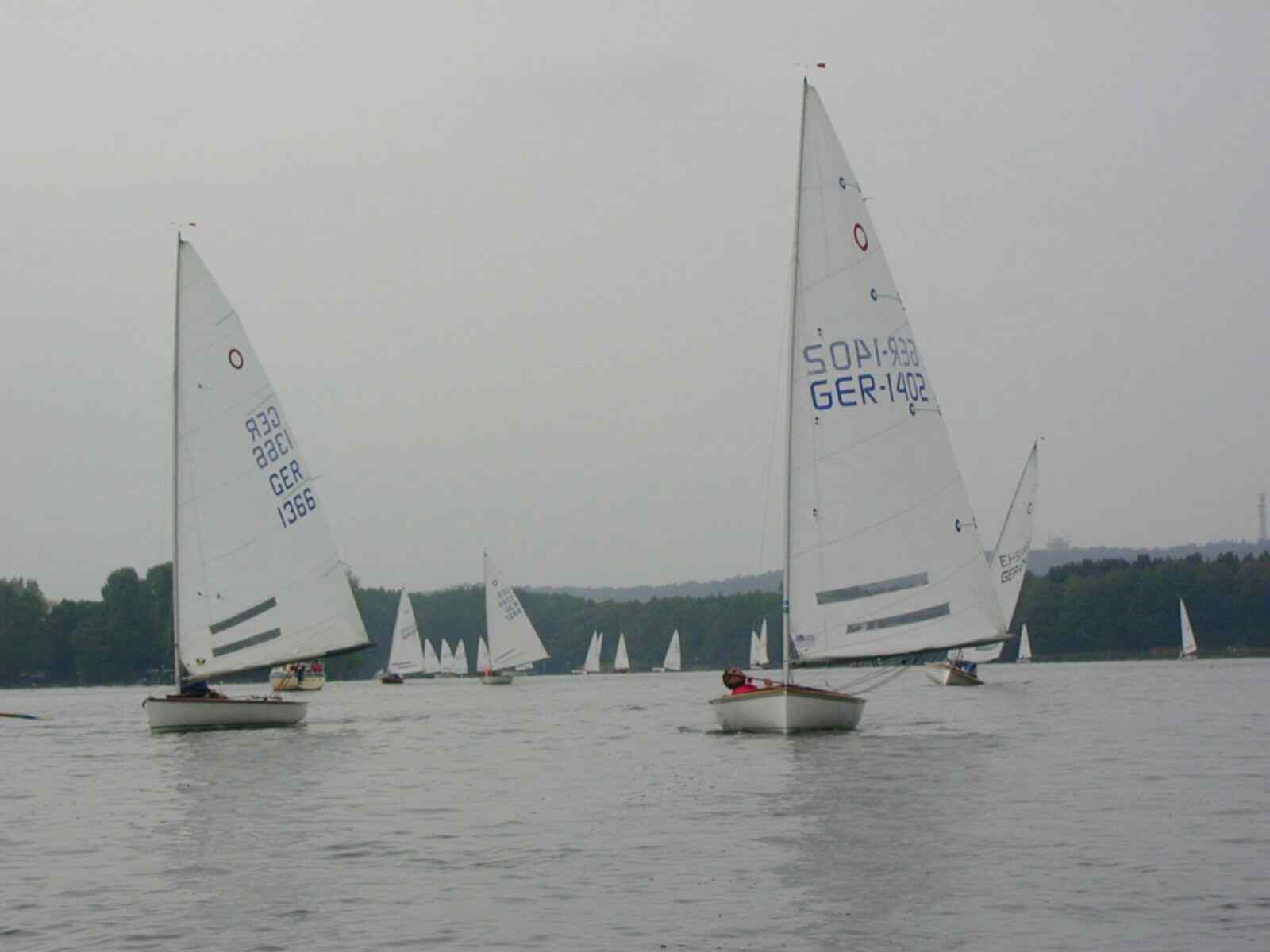 3. Wettfahrt Casi an 3. Position knipste mal nach hinten zu Peter und Achim